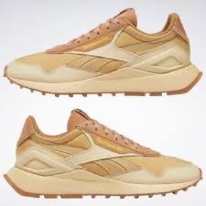 NWT Suede detail Reebok sneakers